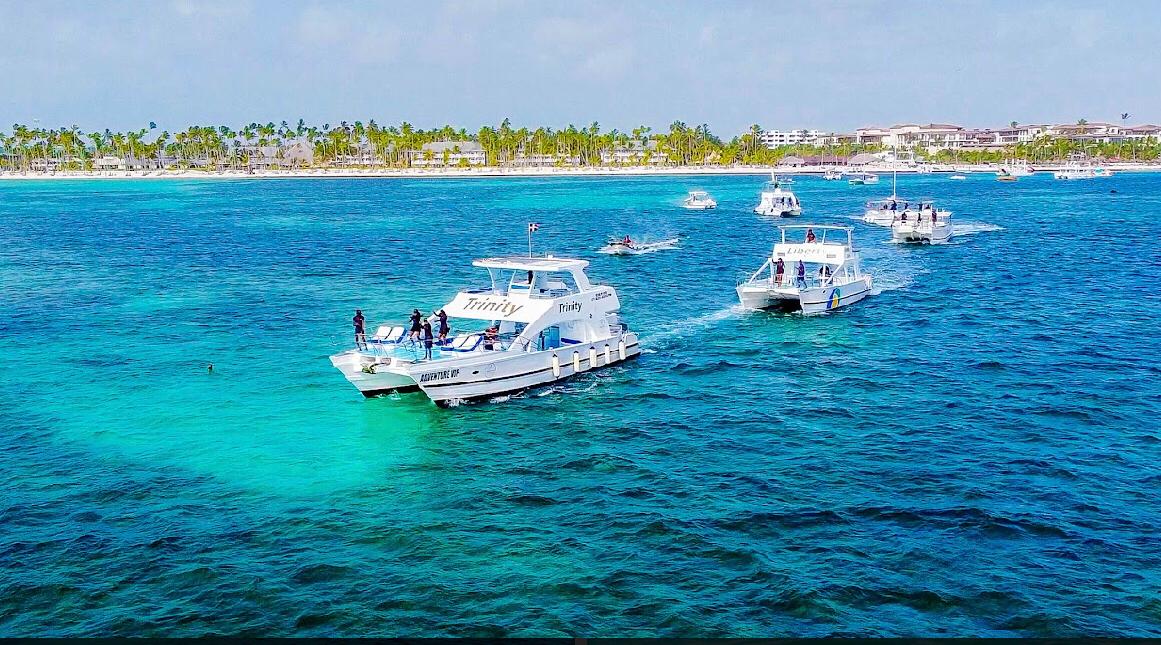 All the party boats on their way to the natural pool