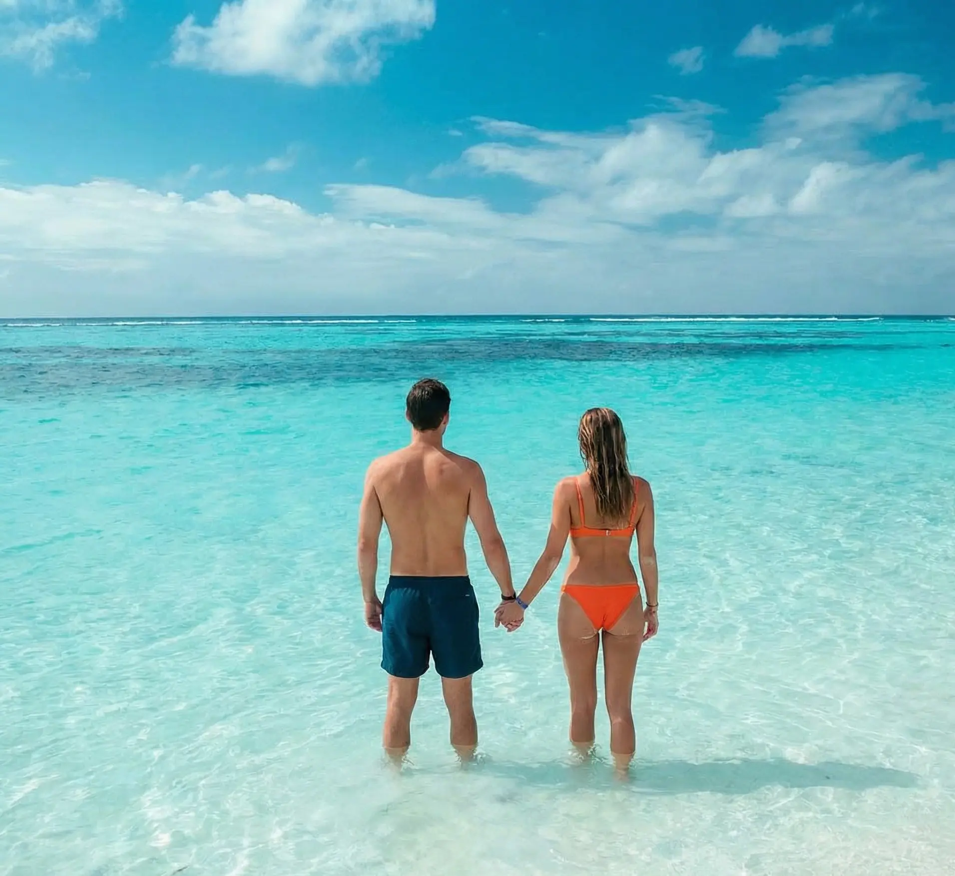 Couple holding hands at 'Canto de la Playa'